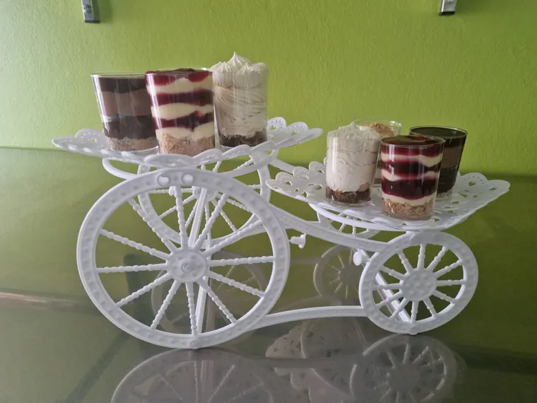 Deserti u čašicama na ukrasnoj kočiji