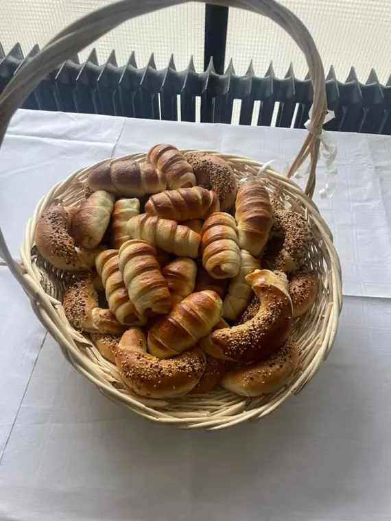 Košarica slanih peciva i kiflica za proslavu