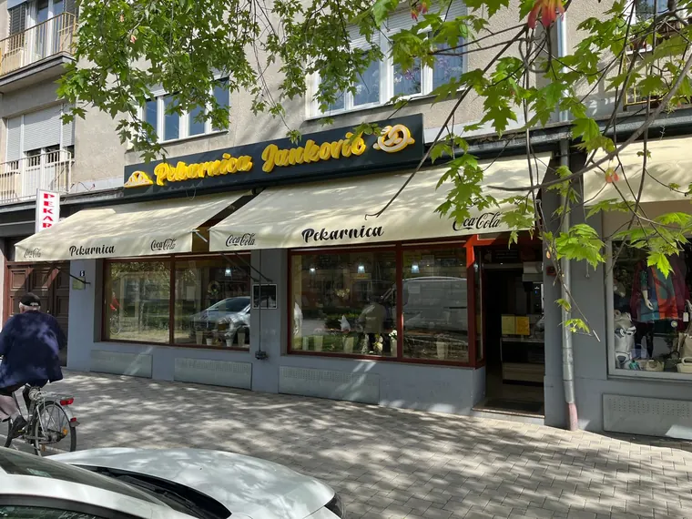 Pekarnica Janković u Ulici Petra Krešimira IV, s tendom i drvoredom