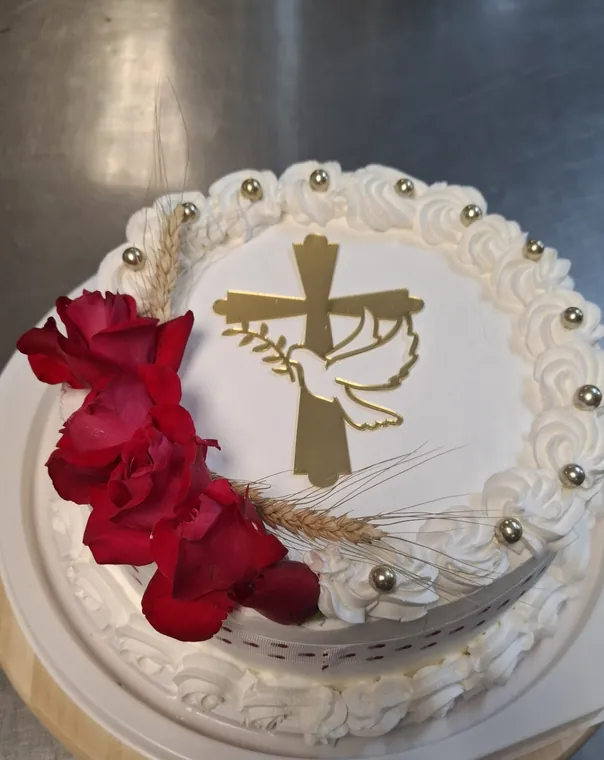 Torta za Svetu potvrdu sa zlatnim križem, golubicom i crvenim ružama