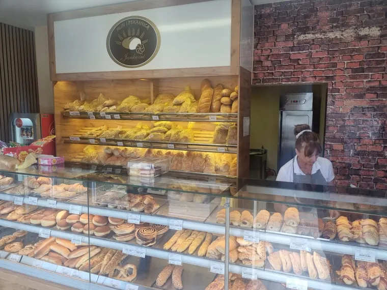 Prodavačica za pultom pekarnice u Lužanima