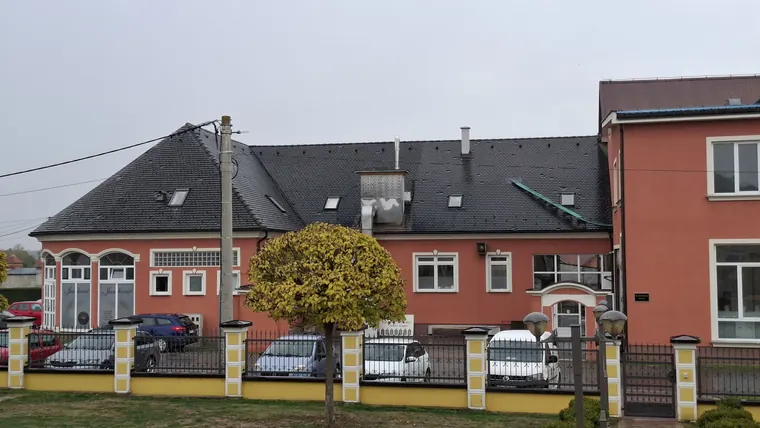 Poslovna zgrada i dvorište sjedišta u Brodskom Stupniku