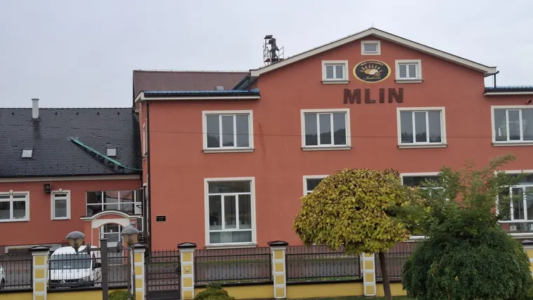 Zgrada mlina Janković s natpisom MLIN u Brodskom Stupniku