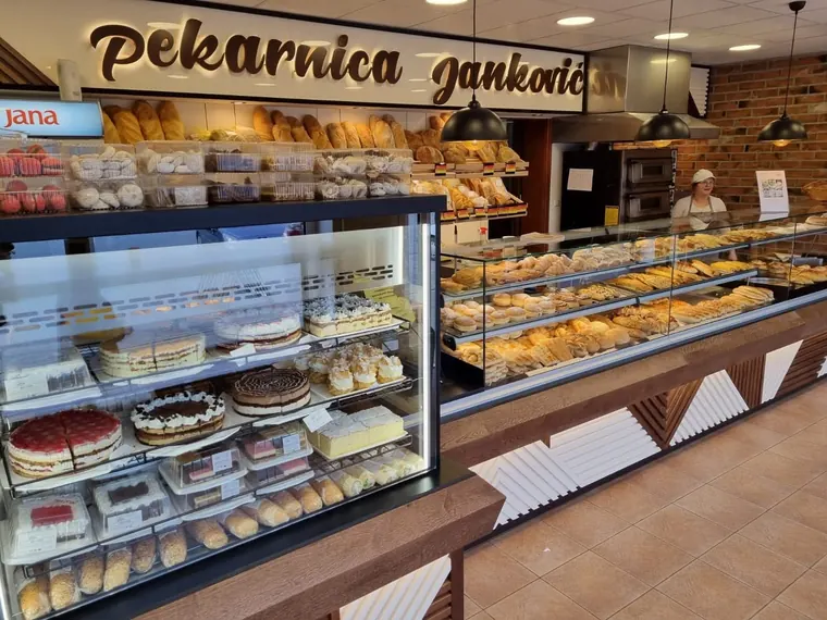 Torte i kolači u vitrini u Oriovcu