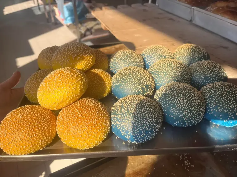Žuta i plava peciva sa sezamom za burgere