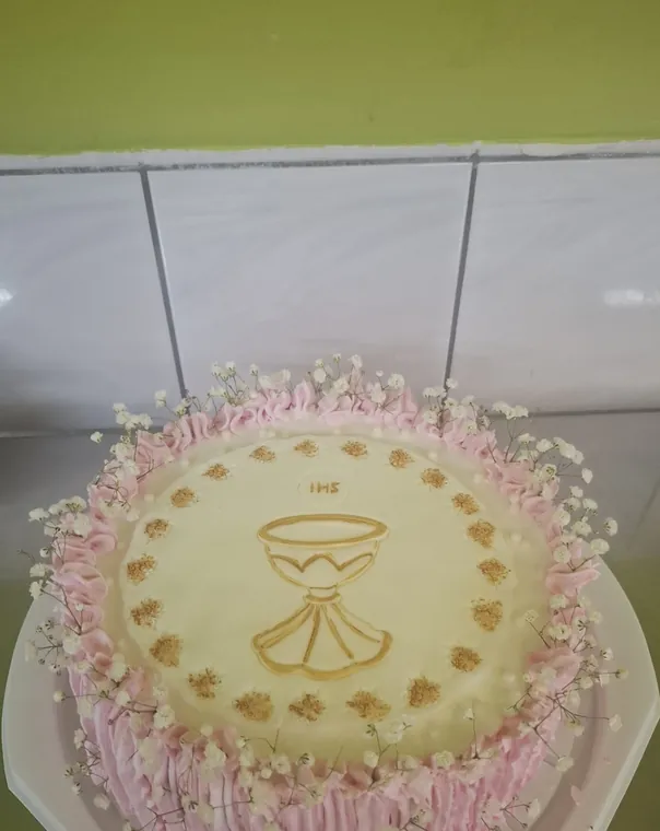 Ružičasta torta s kaležom za Prvu pričest