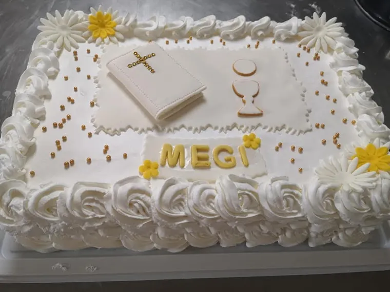 Torta za Prvu pričest s Biblijom, kaležom i imenom Megi