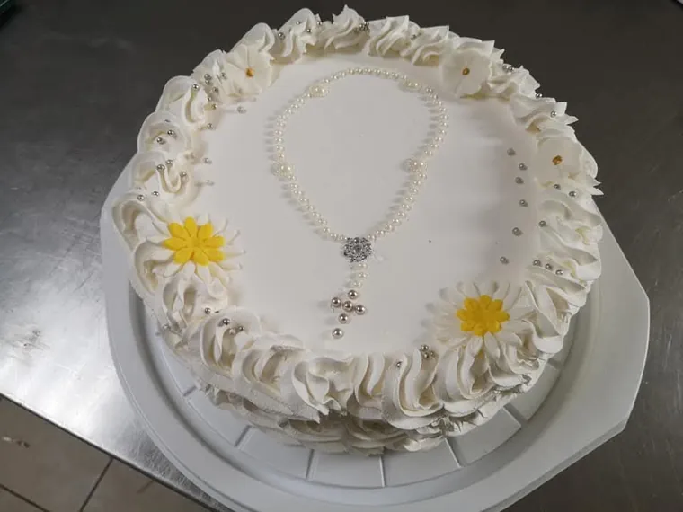 Torta s bisernom krunicom i cvjetićima