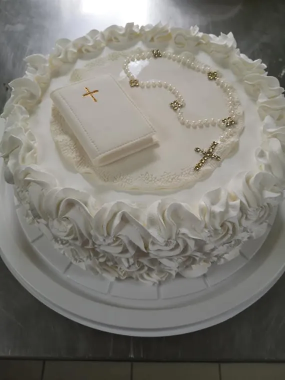 Bijela torta s Biblijom i krunicom