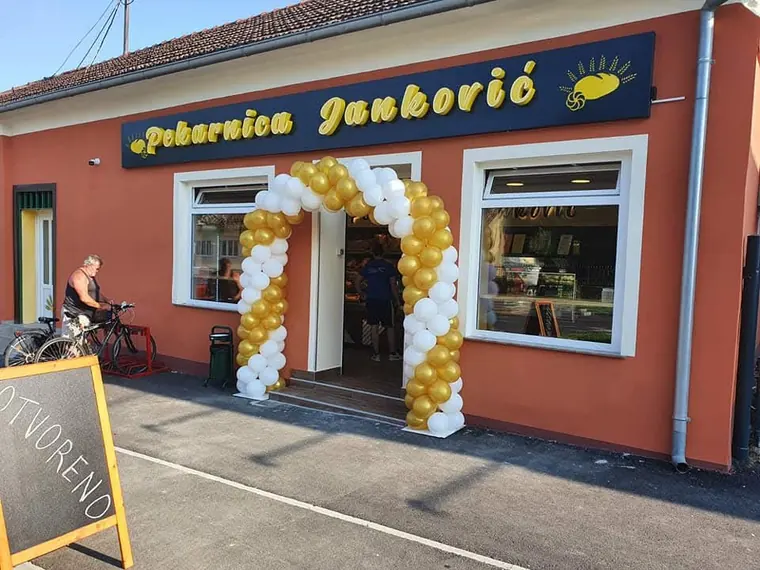 Pekarnica Janković u Sibinju na dan otvorenja, s balonima