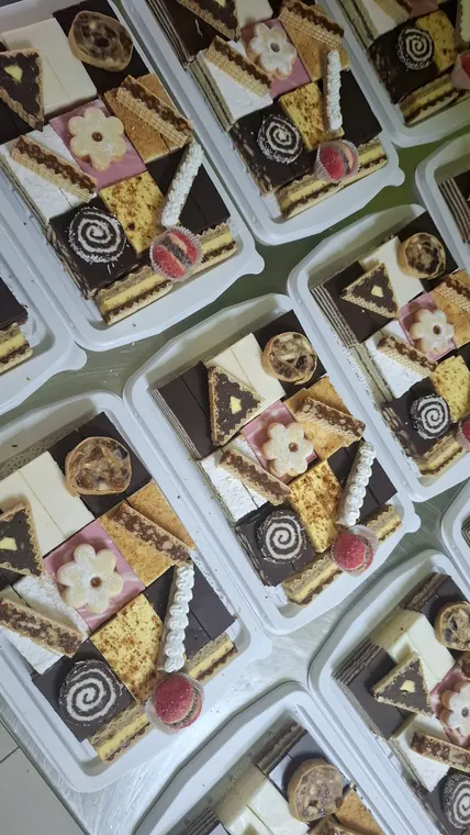 Pripremljene tacne kolača za slavlje