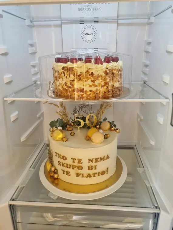 Torta za 50. rođendan s natpisom i zlatnim ukrasima