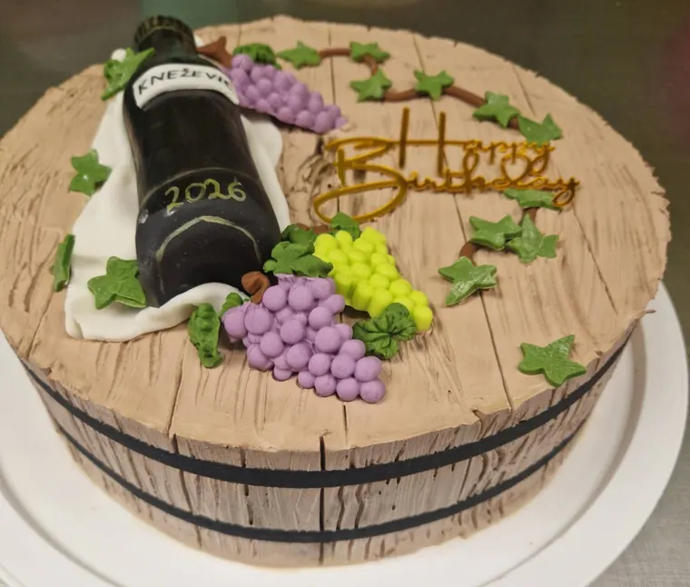 Torta u obliku drvene bačve s bocom vina i grožđem