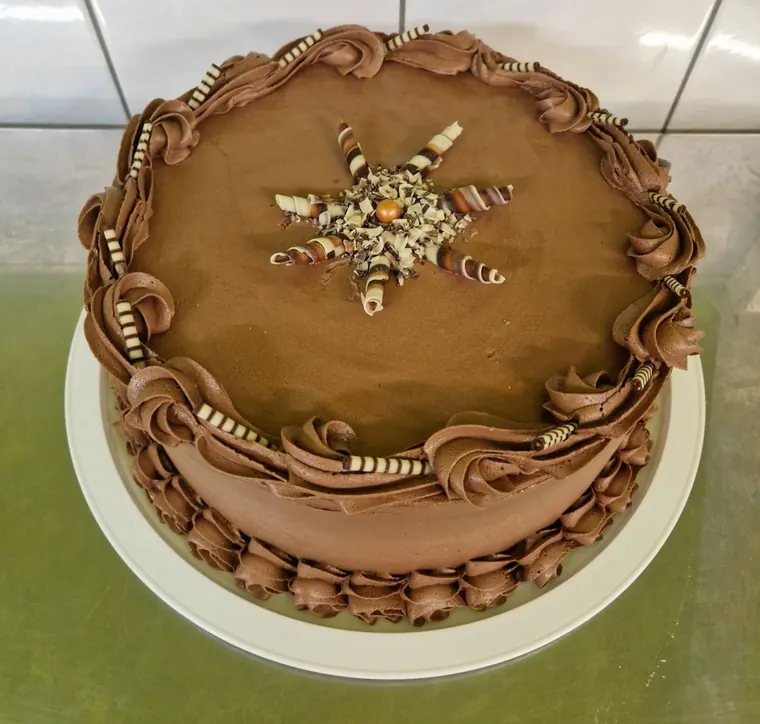 Čokoladna torta s ukrasima od čokolade