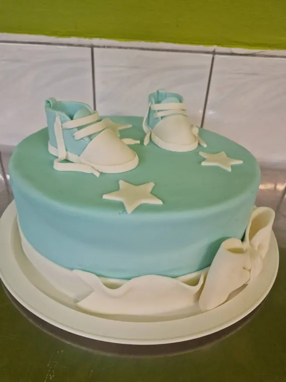 Plava torta s tenisicama od fondana za bebu